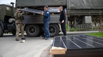 Ілон Маск передав Україні сонячні станції Tesla Powerwall 