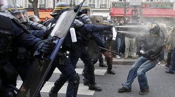 У Парижі сталися сутички між поліцією й учасниками кліматичного протесту