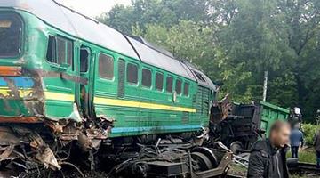 На Хмельниччині локомотив зіткнувся із пасажирським потягом, є постраждалі