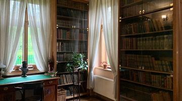 Для бібліотеки - окрема кімната у затижному будинку родини Франків. Фото автора