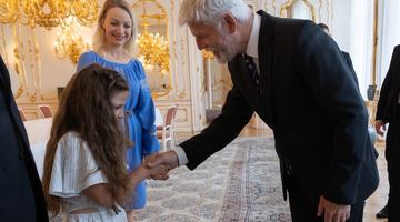Президент Чехії зустрівся із українською школяркою. Фото із мережі