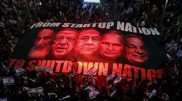Величезний банер на антиурядовому мітингу в Тель-Авіві. Прем’єр Ізраїлю Нетаньягу (в центрі) у компанії авторитарних лідерів Хаменеї, Ердогана, путіна й Орбана. Напис – “Від нації стартапів до нації шатдауну” (тобто “вимкнення”). Фото Twitter