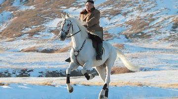 Диктатор Кім Чен Ин на білому коні, який у комуністичній Північній Кореї є символом верховної влади. Фото EPA