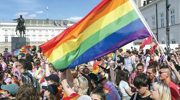 Парад рівності у центрі Варшави. “Веселковий” прапор – традиційний для ЛГБТ-спільноти. Фото PAP