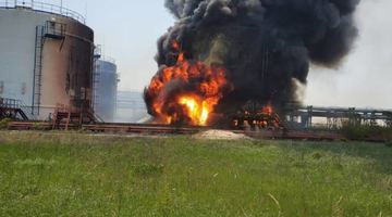 Окупанти обстріляли нафтопереробний завод у Лисичанську: є загроза вибуху