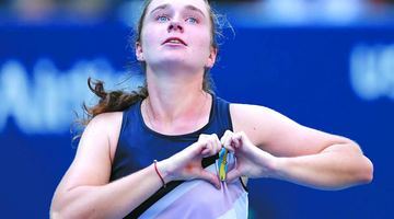 Свою сенсаційну перемогу над тенісисткою з топ-10 світового рейтингу 20-річна Дарія Снігур присвятила Україні. Фото wtatennis.com