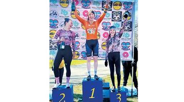 46-річна велогонниця Тіффані Томас (у центрі) здобуває одну перемогу за другою. Суперниці кажуть, усе через те, що Тіфані народилася чоловіком... Фото Instagram