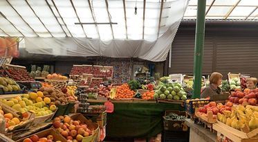 На продуктовому ринку — квітнева вітамінізація: полуниця — 200 гривень, Малинівка з Умані - 250