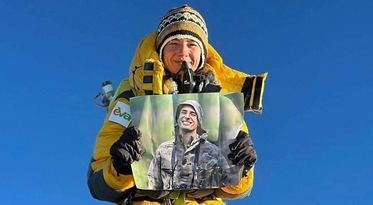 Підкорення Евересту альпіністка-рекордсменка присвятила загиблому захиснику Олександру Грянику