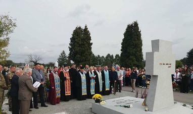 Козацький хрест на могилі нащадка Козаків