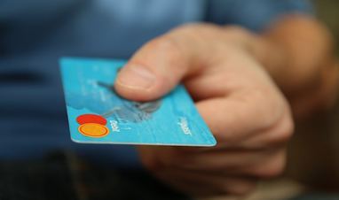 «Шахраї дистанційно заблокували волонтерські банківські карточки»