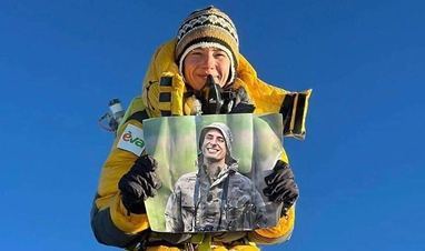 Підкорення Евересту альпіністка-рекордсменка присвятила загиблому захиснику Олександру Грянику