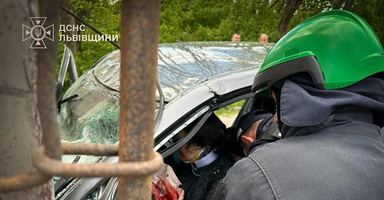 Біля Львова рятувальники деблокували водійку з понівеченого авто