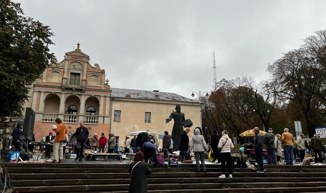 Біля пам’ятника Федорову торгують російською літературою та символікою