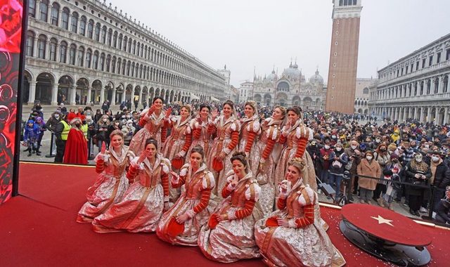 На Венеційському карнавалі - десятки тисяч туристів