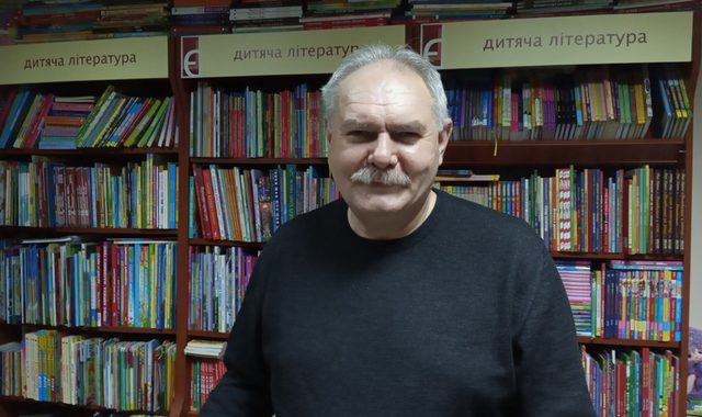 Вивіз українські книжки, щоб окупанти їх не спалили