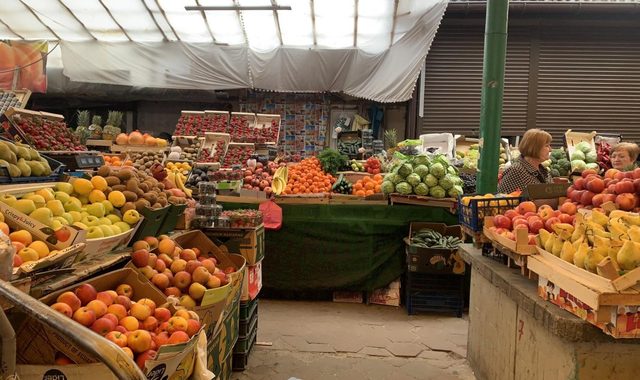 На продуктовому ринку — квітнева вітамінізація: полуниця — 200 гривень, Малинівка з Умані - 250