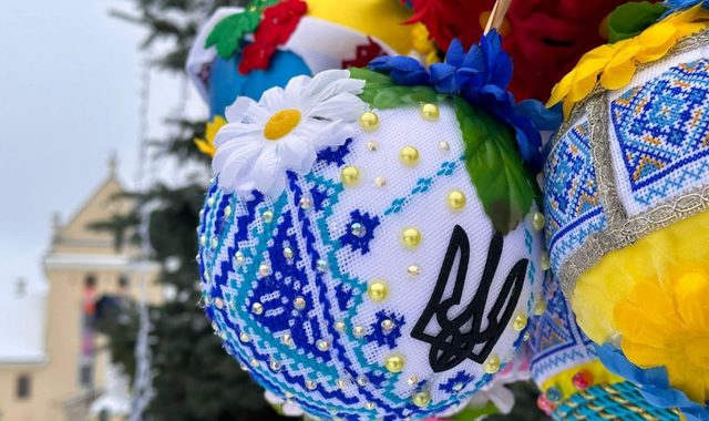 Рекорд України: 150 патріотичних кульок на жовківську ялинку!