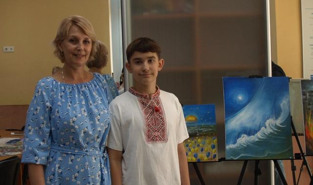 12-річний хлопчик-аутист ночами малює картини про перемогу і збирає гроші на ЗСУ