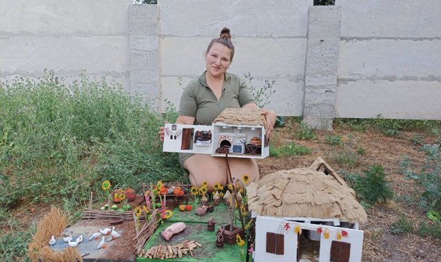 Хата під стріхою, а на стрісі - лелеки, що дітей приносять