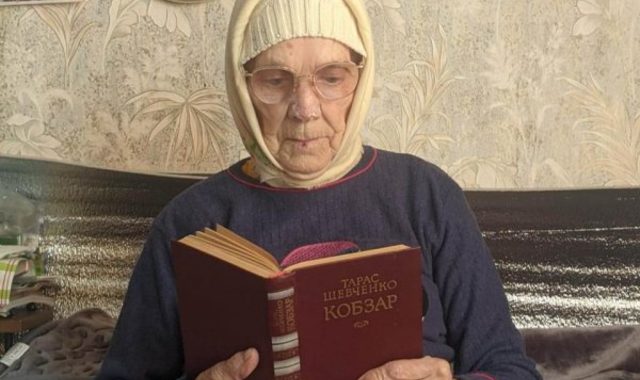93-річна переселенка щодня читає «Кобзаря», якого вивезла з окупації
