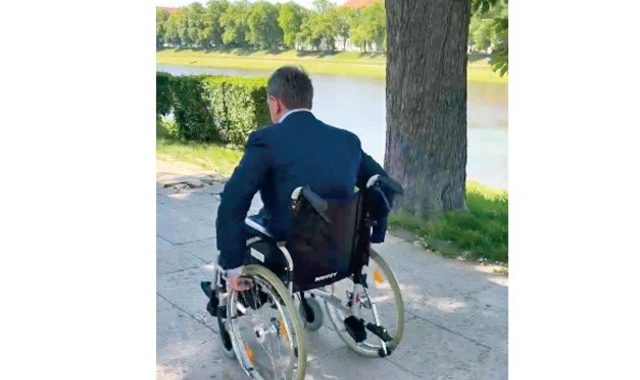 «Хотів перевірити, як пересуваються люди в інвалідних візках»