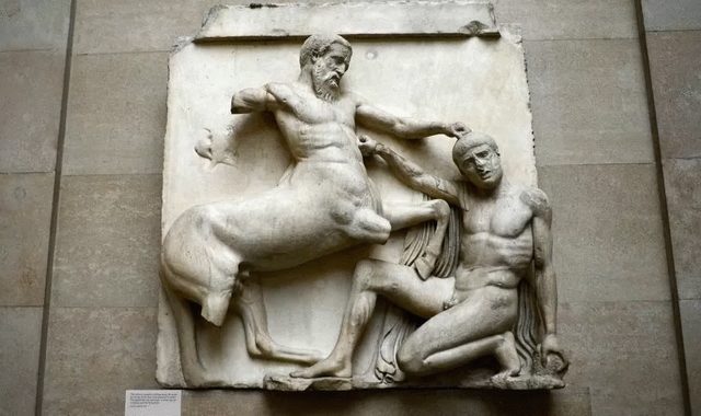 Чи повернуть Греції скульптури, зняті з Парфенону?