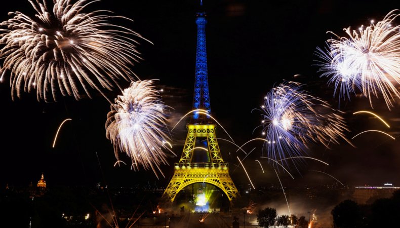 У день національного свята Франції Ейфелеву вежу підсвітили синьо-жовтими кольорами