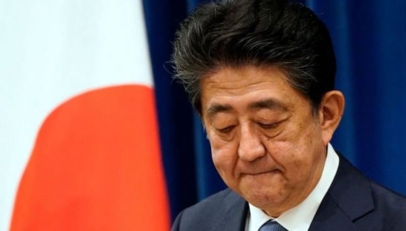 Колишній прем'єр-міністр Японії, на якого вчинили замах, помер