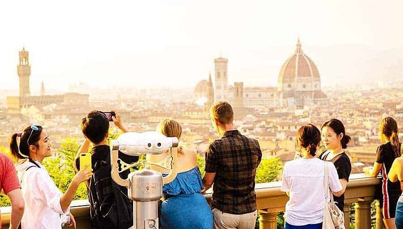 Одним із найбільш популярних серед іноземних туристів італійських міст є Флоренція (Тоскана). Фото one-week-in.com.