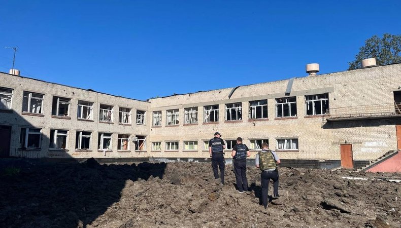 Пошкоджена школа та припарковані поруч автівки - поліція фіксує наслідки нічного обстрілу в Шевченківському районі Харкова
