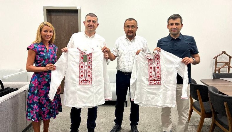 Розробникам Bayraktar подарували сорочки із вишитим безпілотником