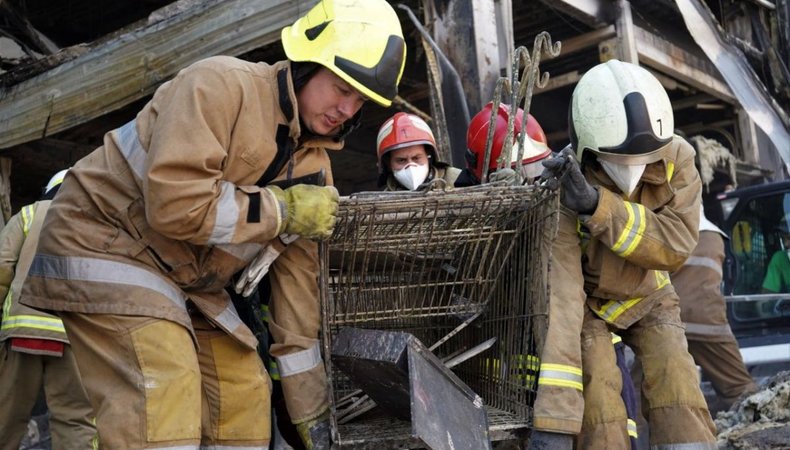  Рятувальники виявили ще шість фрагментів тіл під завалами торговельного центру в Кременчуці
